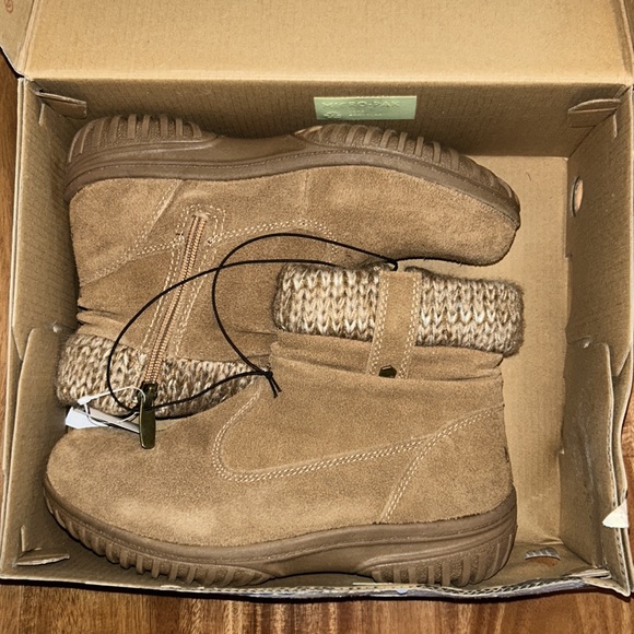 Ladies' Laura All Weather Bootie - Picture 4 of 8